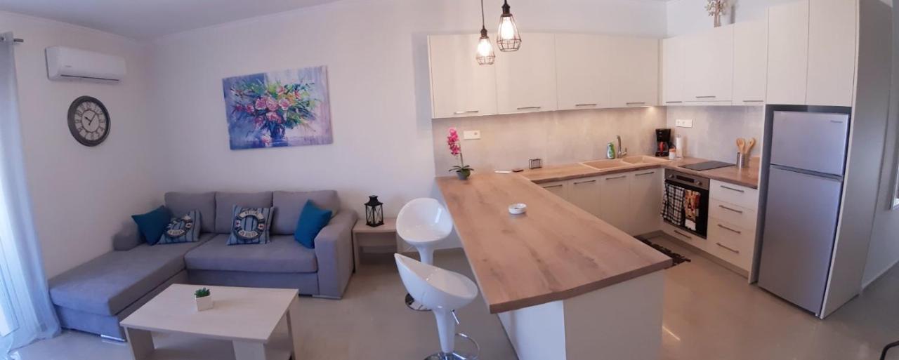 Central Apartment Near The Beach With Huge Private Terrace Λουτράκι Εξωτερικό φωτογραφία